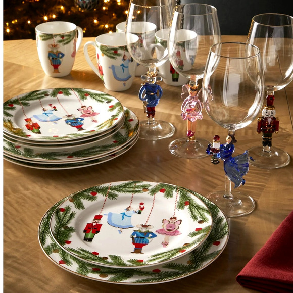 NEIMAN MARCUS Christmas Pine Dinner Plates 12.6in Green & White 4pc Boxed Set - Picture 3 of 16